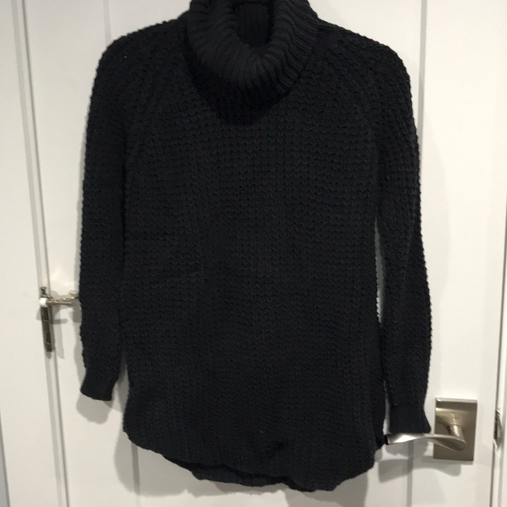 Turtle neck knit sweater